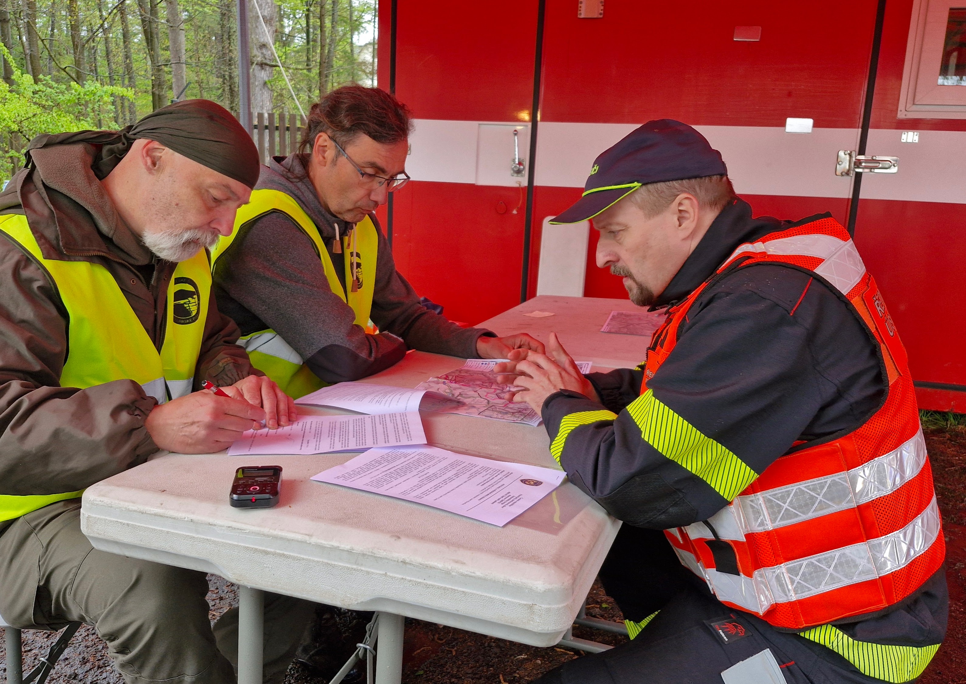 Předání požářiště velitelem HZS Ústeckého kraje vedení NP České Švýcarsko. Foto: Tomáš Salov