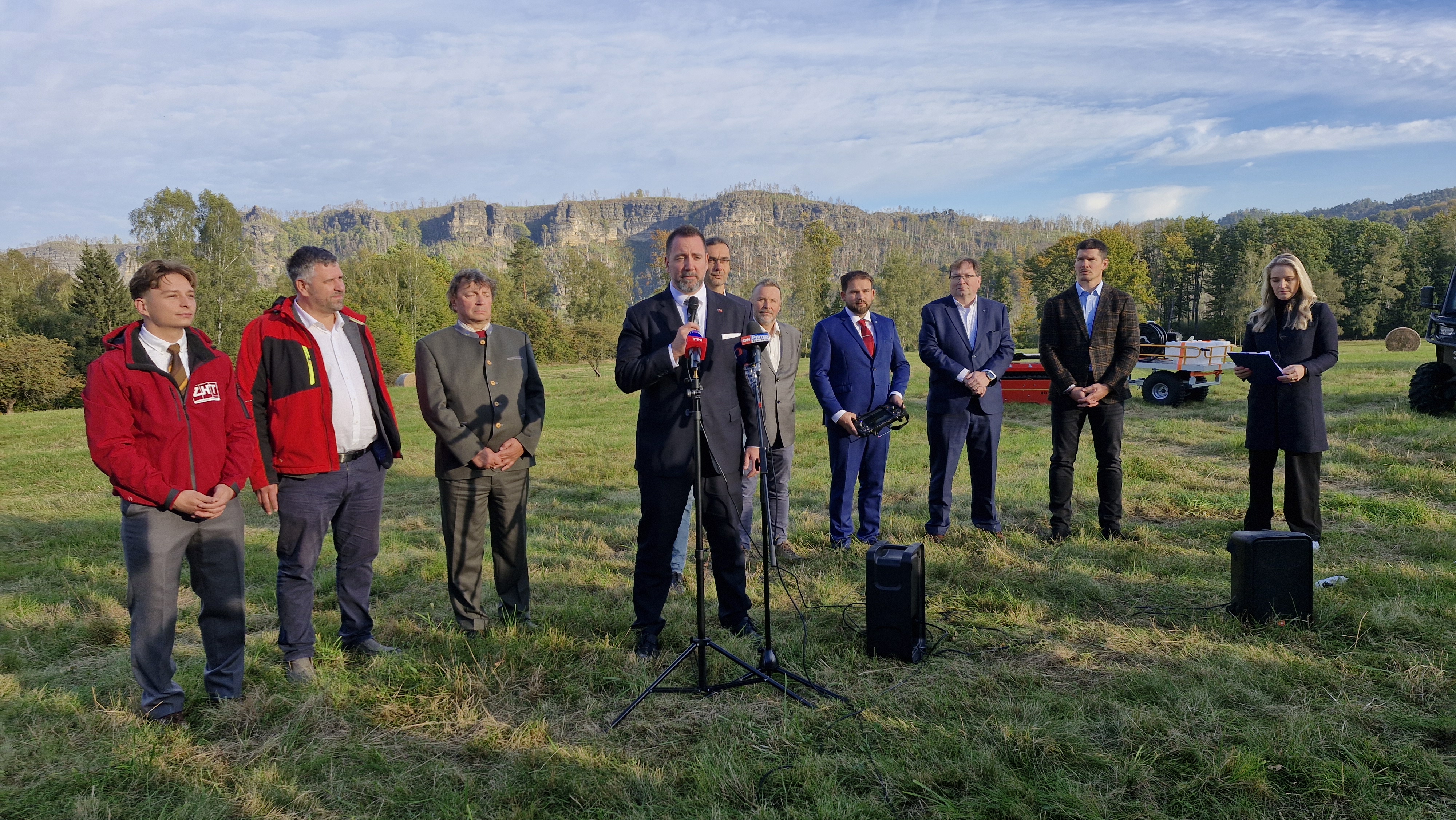Ministr životního prostředí Igor Červený, ředitelé českých národních parků a zástupci donorů při předání darů Správě NP České Švýcarsko dne 1. 10. 2026. Foto: Tomáš Salov
