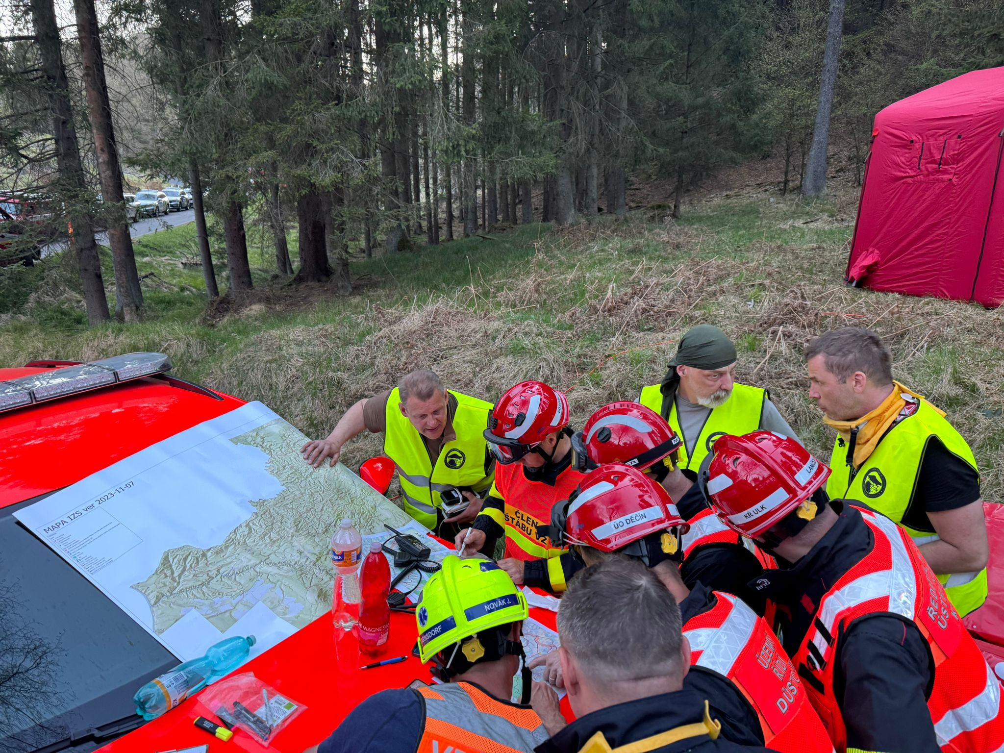 Pracovníci Správy NP České Švýcarsko při spolupráci s vedením hasebního zásahu. Foto: Jakub Juda 