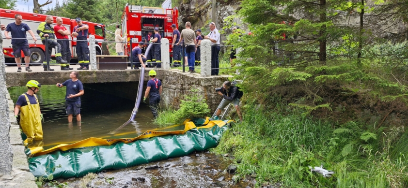 Nad rámec zákonných povinností přijala Správa NP České Švýcarsko celou řadu preventivních opatření pro zlepšení ochrany před požáry. Na snímku prezentace speciálního vybavení pořízeného správou národního parku pro hasičské jednotky – vzdouvací přepážka pro usnadnění čerpání vody z menších vodních toků na území národního parku. Foto: Tomáš Salov