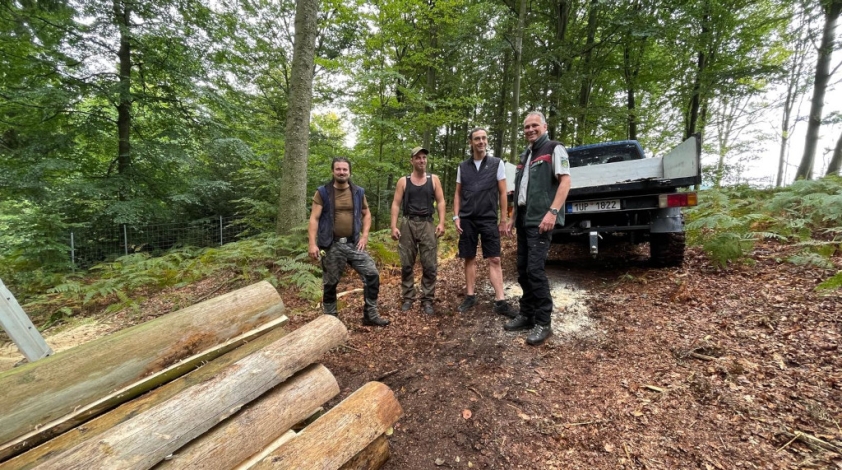 Ředitelé správ národních parků Saské a České Švýcarsko (zprava) Uwe Borrmeister a Petr Kříž spolu s pracovníky dodavatelské firmy. Foto: Nadja Rademacher