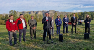 Ministr životního prostředí Igor Červený, ředitelé českých národních parků a zástupci donorů při předání darů Správě NP České Švýcarsko dne 1. 10. 2026. Foto: Tomáš Salov